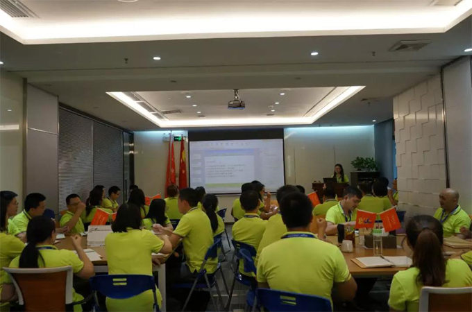 7月13日晚，賴厚平董事長在博皓總部中心會議(yì)室給我們進行了關于《客戶價值》的培訓。